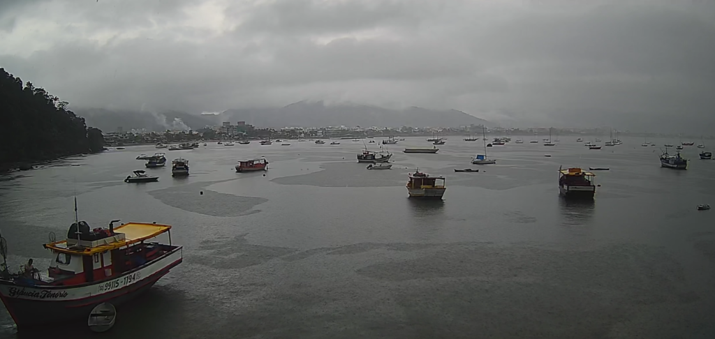MANCHAS DE RUGOSIDADE NA SUPERFÍCIE DO MAR, CONHECIDAS COMO “PATAS DE GATO”, PROVOCADAS PELA AÇÃO IRREGULAR DO VENTO E DA CHUVA.