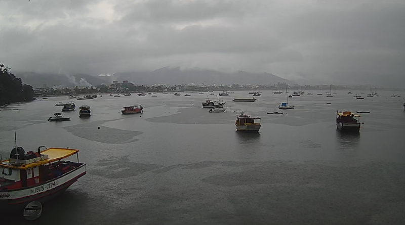 MANCHAS DE RUGOSIDADE NA SUPERFÍCIE DO MAR, CONHECIDAS COMO “PATAS DE GATO”, PROVOCADAS PELA AÇÃO IRREGULAR DO VENTO E DA CHUVA.