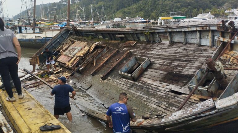 Após mais de dois anos, maior parte do barco Dengoso é retirada no Saco da Ribeira em Ubatuba