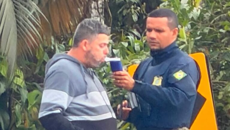 Motorista embriagado perde controle em curva de Ubatuba e é preso pela PRF