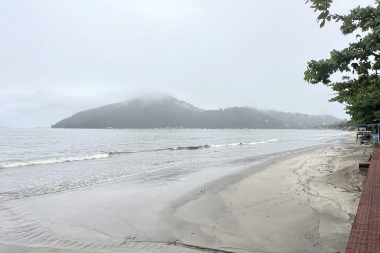 Fim de semana de Finados terá melhora do tempo em Ubatuba, mas chuva ainda pode aparecer