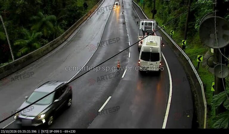 Van Mercedes-Benz Sprinter envolvida na ocorrência OC21475 na Rodovia dos Tamoios, em Caraguatatuba
