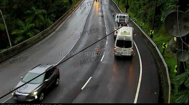 Van Mercedes-Benz Sprinter envolvida na ocorrência OC21475 na Rodovia dos Tamoios, em Caraguatatuba