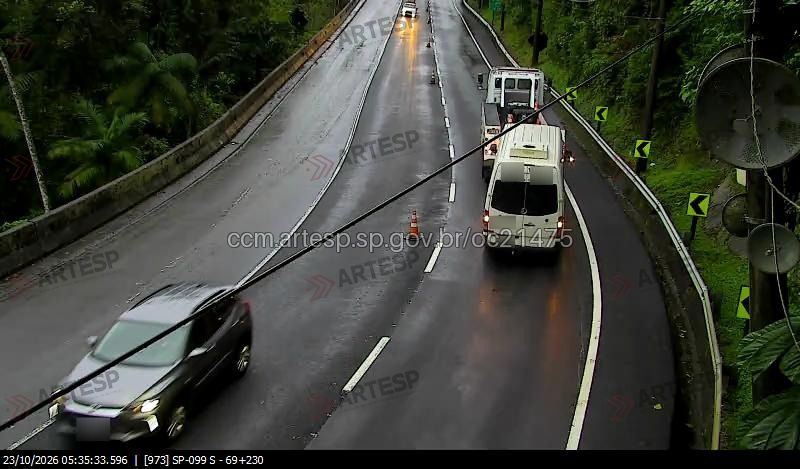 Van Mercedes-Benz Sprinter envolvida na ocorrência OC21475 na Rodovia dos Tamoios, em Caraguatatuba
