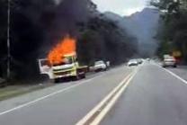 Caminhão pega fogo na Rio-Santos em Ubatuba e trecho opera em pare e siga