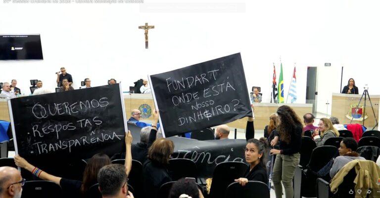Artistas lotam Câmara e cobrança sobre edital da Fundart vira nova polêmica em Ubatuba